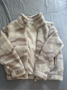 LIV Outdoor Sherpa Zip-Up Jacket in Cream & Taupe
